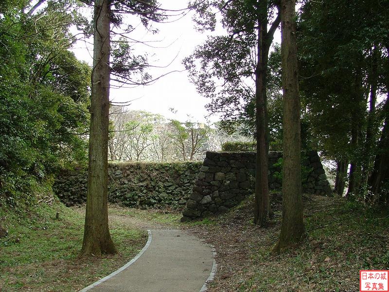 田丸城 本丸裏手 本丸裏手の通路からの城の入口。右側に櫓台跡と思われる石垣が存在すし、正面にも石垣があり、通路は左に直角に曲がる。