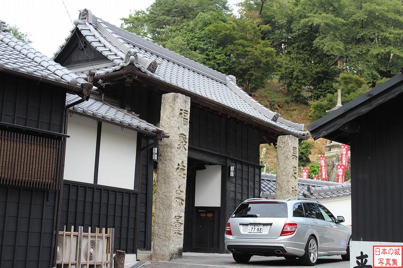 Tamaru Castle Relocated gate (Main gate of Segi temple)