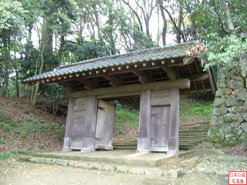 浜田県庁の門。元々津和野藩庁の門であったが、明治3年に浜田県が設置された際に県庁舎として移築され、その後昭和42年に移築された。