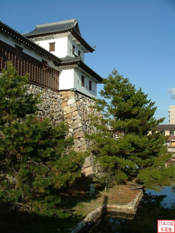 武具櫓。昭和55年に再建されたもの。