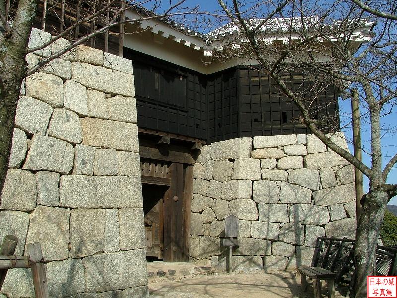 松山城 隠門 隠門。慶長年間の建築で、筒井門脇に隠れるようにして存在する。
