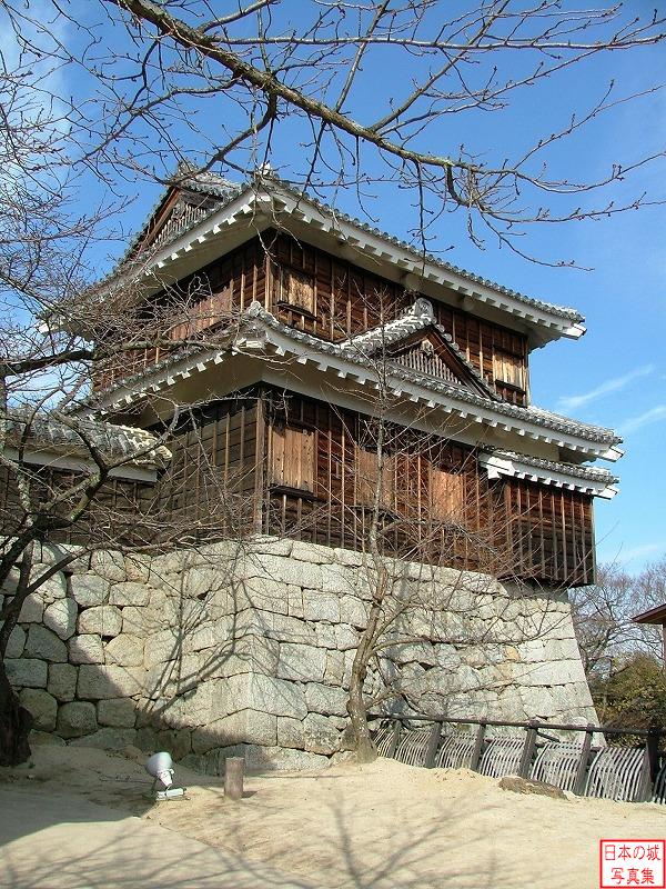 松山城 巽櫓 巽櫓。戦災で焼失したのち、昭和61年に再建された。