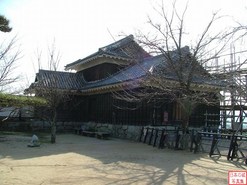 松山城 太鼓櫓 太鼓櫓を門内から。戦災で焼失したのち、再建された。