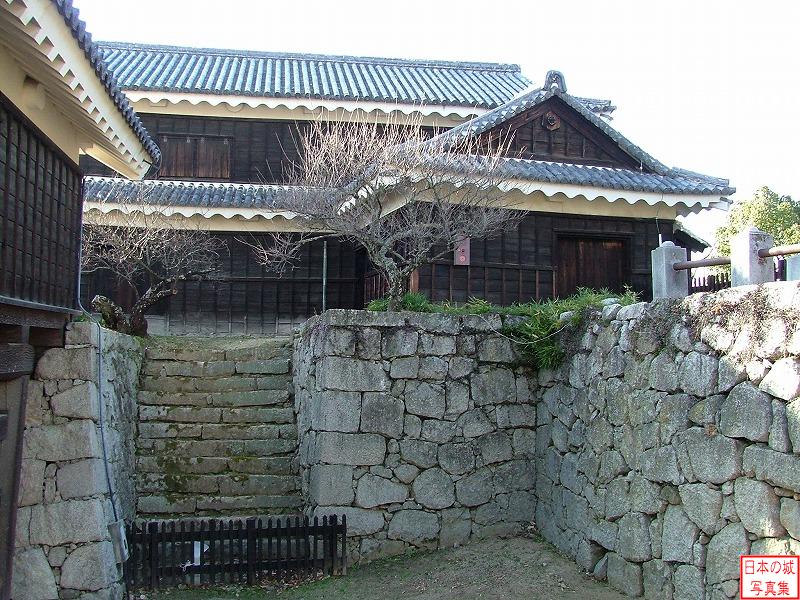 松山城 乾櫓 乾門内桝形から見る乾櫓。乾櫓は松前城からの移築と伝えられる。
