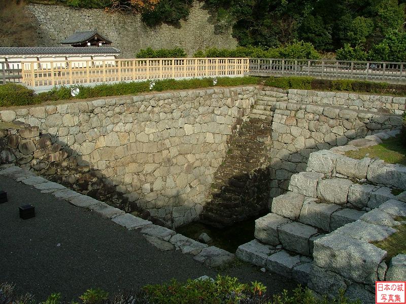 松山城 二の丸内 大井戸。往時にはこの上には建物が建っていたと思われる。
