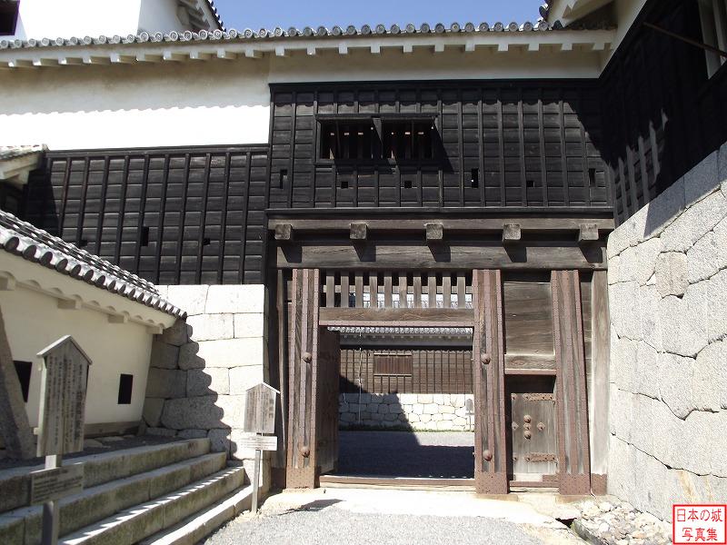 松山城 筋鉄門 筋鉄門。門の柱に鉄板が貼り付けられている。天明四年(1784)に落雷により、昭和八年に放火により焼失したが、再建された。