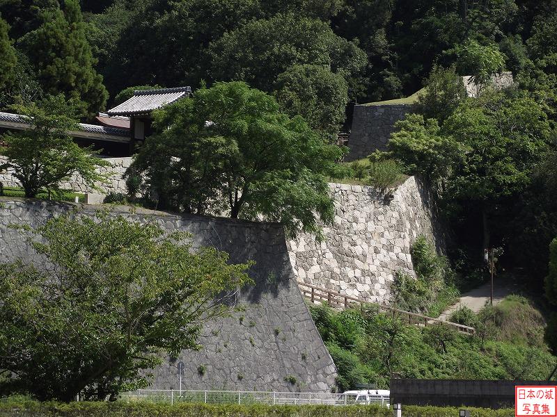 松山城 三の丸 三の丸から見る二の丸と登り石垣