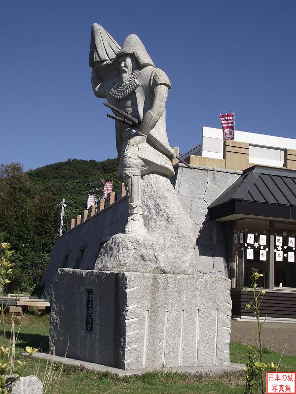 能島城 村上水軍博物館 村上水軍博物館前の村上武吉公像。戦国時代の能島村上家の当主で、厳島の戦いや木津川口の戦いなどで活躍した。