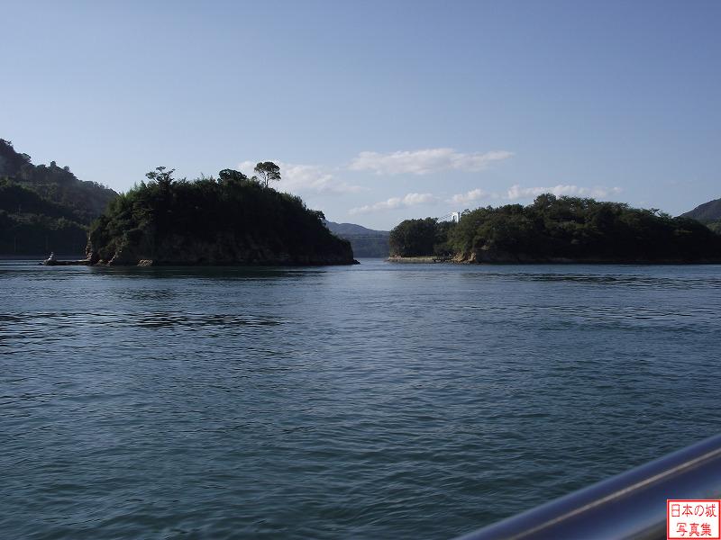 能島城 鯛崎島 鯛崎島（左）と能島（右）