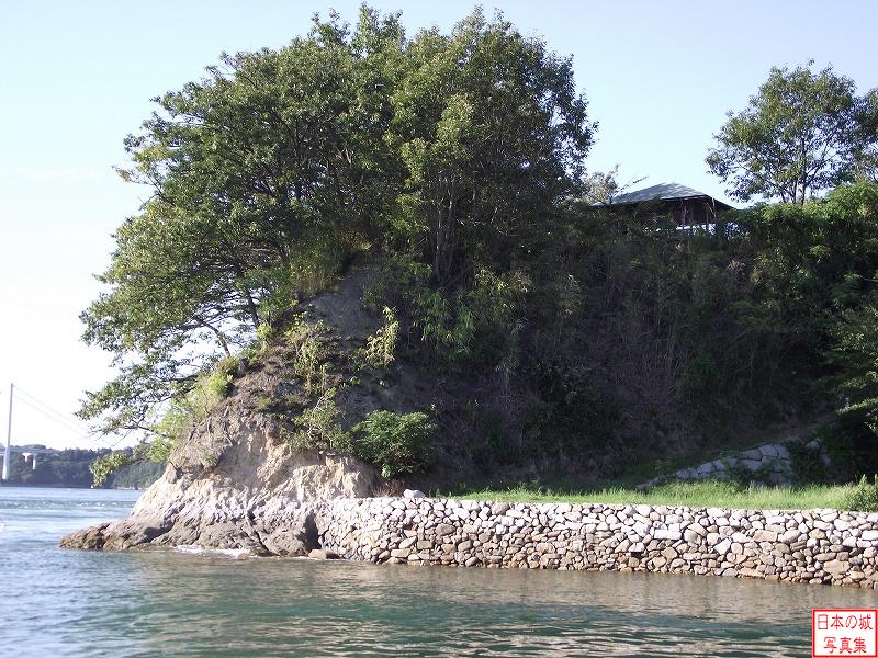 能島西岸のようす。石積みで護岸されている。