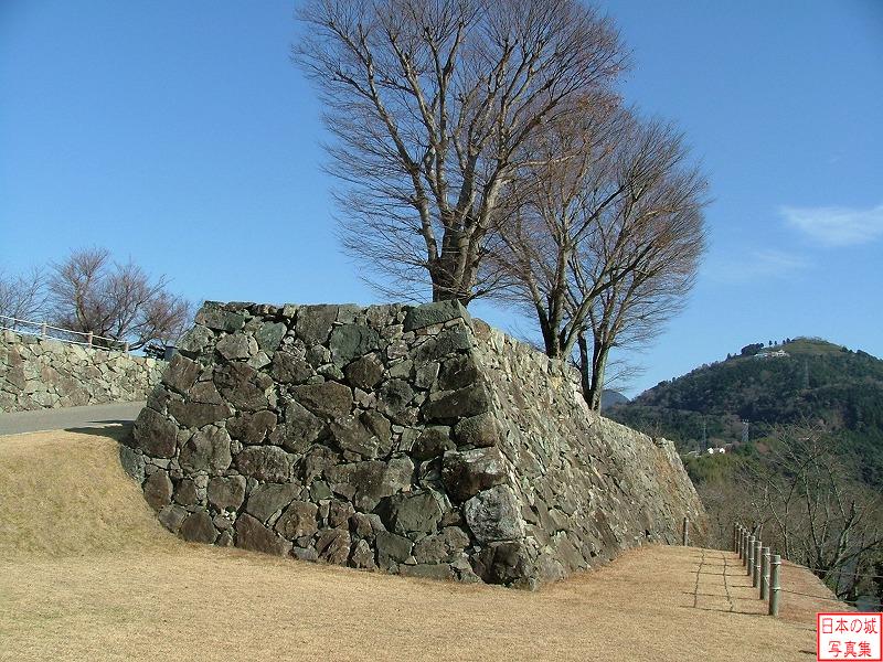 大洲城 本丸下段 暗り門跡。今は道が一直線だが、かつては門の正面に石垣があった。