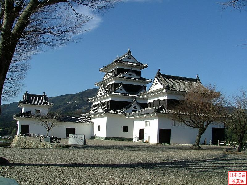 大洲城 本丸上段 本丸上段から見る天守(中央)、高欄櫓(左)、台所櫓(右)