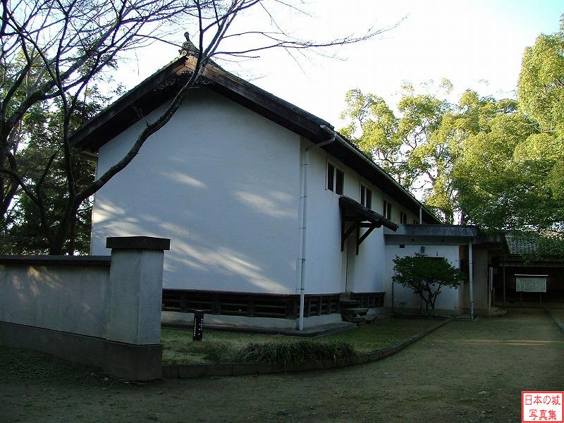 山里倉庫。弘化2年(1845)に建てられた武器庫。城内の調練城から移築され、現在は郷土館として活用されている。