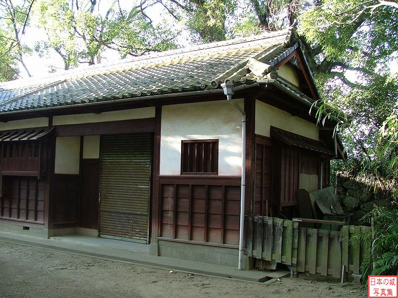 宇和島城 藤兵衛丸 旧穂積家長屋門。天保13年(1842)頃の建築。城下町から現在の場所に解体移築された。