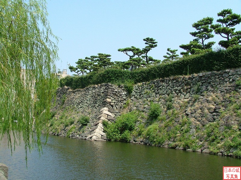 岸和田城 二の丸石垣と水堀 二の丸の堀と石垣