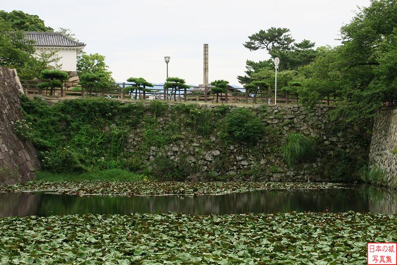 岸和田城 本丸隅櫓 二の丸に西側から入る土橋