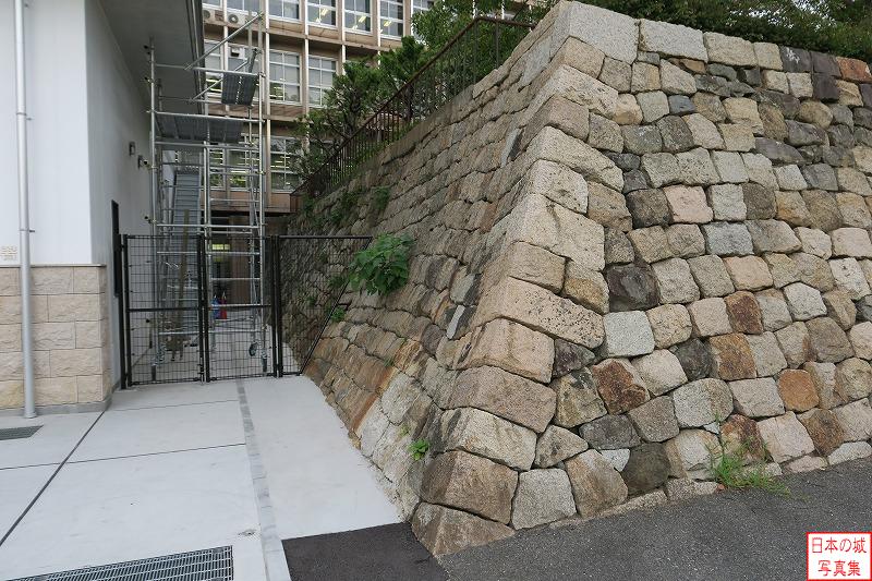 岸和田城 二の丸多聞トイレ 二の曲輪石垣を見る
