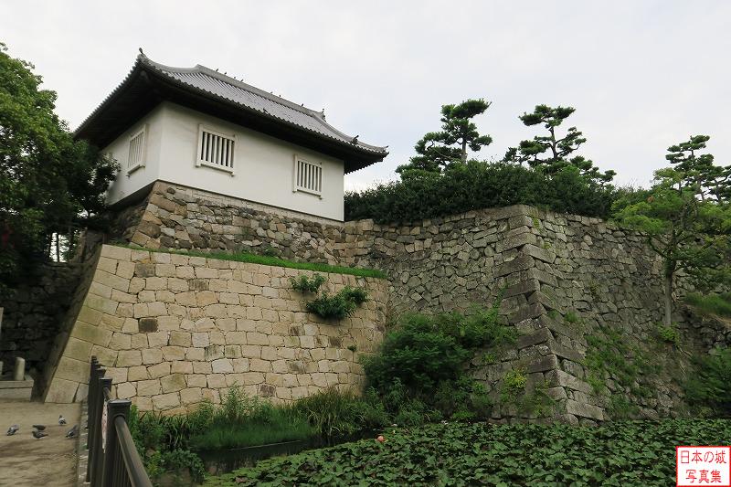 岸和田城 二の丸多聞トイレ 左側に二の丸多聞トイレが石垣上に立つ