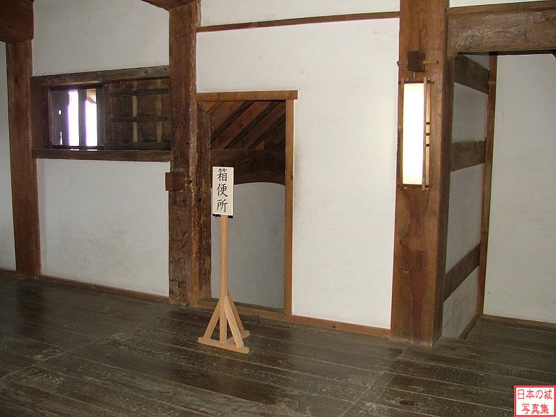 松江城 天守内 四階の破風内には箱便所が設けられている。