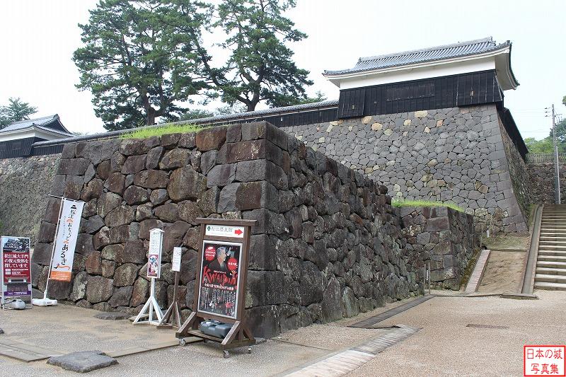 松江城 大手門跡 大手門入ってから振り返って見る左手の石垣。右に見えるのは太鼓櫓