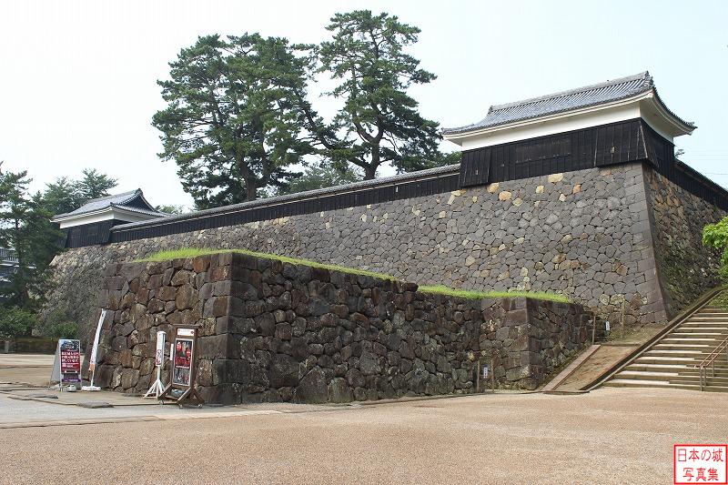 松江城 太鼓櫓 大手門内から見る太鼓櫓（右）。左に見えるのは中櫓。