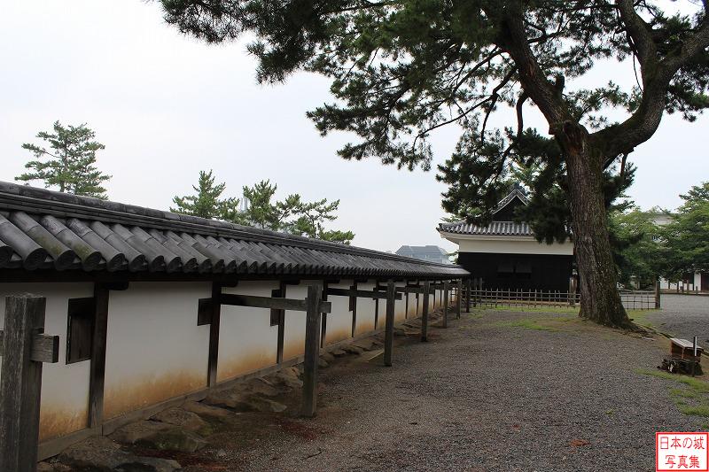 松江城 二ノ丸 二ノ丸高石垣上の土塀。向こうに見えるのは中櫓。