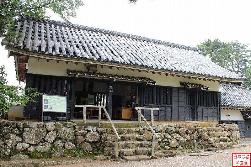 松江城 本丸 一ノ門続きの櫓。この櫓には昭和の天守の修理交換された古い木材を使っているとのこと。