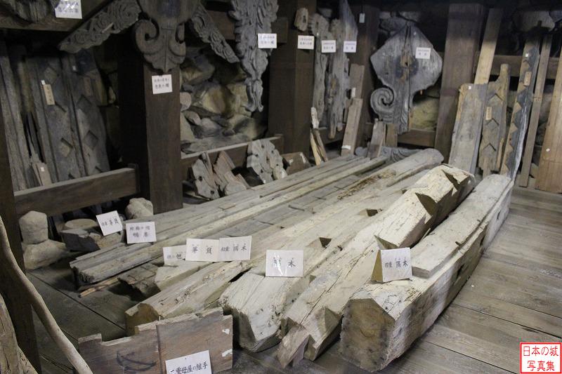 松江城 天守内 天守地階は穴蔵の間と呼ばれ、かつては食料が保管されていた。現在は過去使われていた資材などが保管されている。