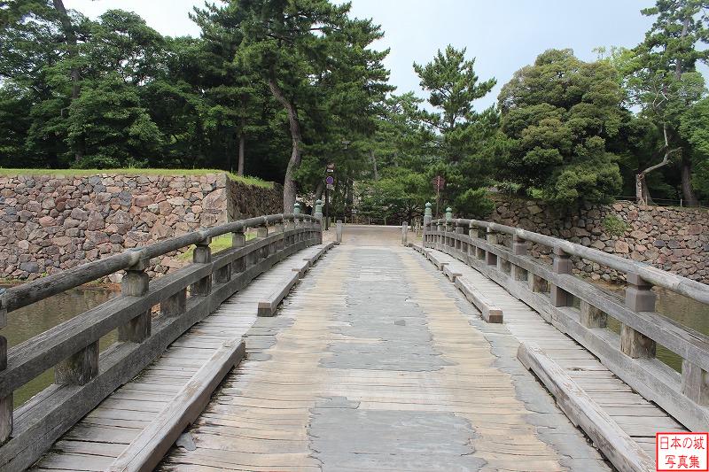 北惣門橋。江戸時代は木橋だったが、明治時代に石造りのアーチ橋に架け替えられ、眼鏡橋と呼ばれた。平成六年には往時の規模・姿の通りの木橋が復元された。