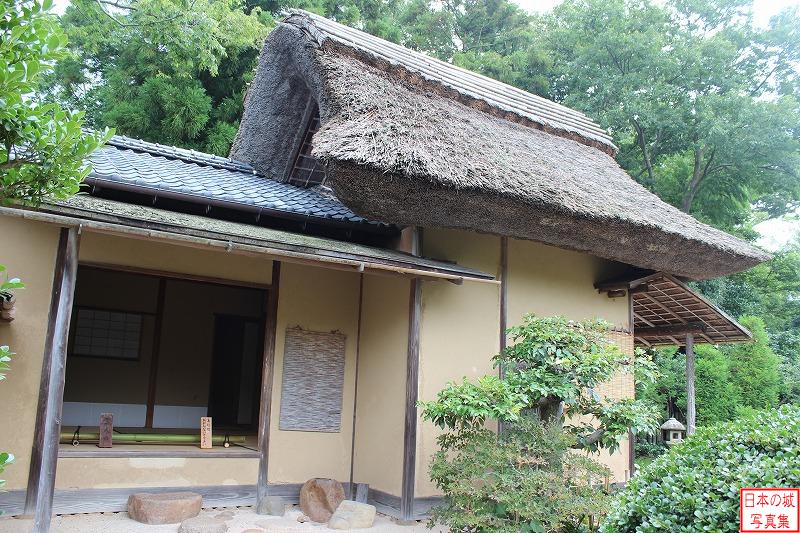 松江城 明々庵 入母屋造りで、屋根は茅葺。