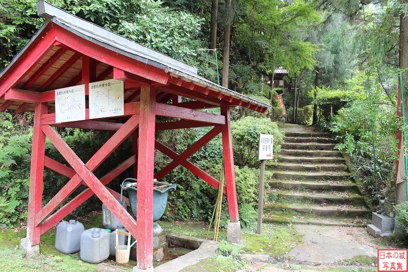 巌倉寺へ。巌倉寺はかつての月山富田城域内にある。巌倉寺には江戸時代に当地に入った堀尾吉晴の墓や、山中鹿介の供養塔がある。