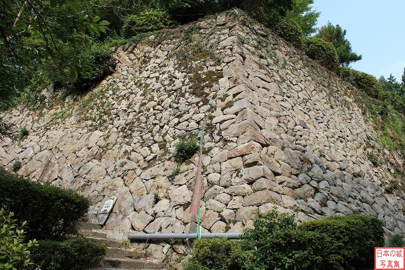 月山富田城 巌倉寺 城の遺構ではないが、立派な石垣。