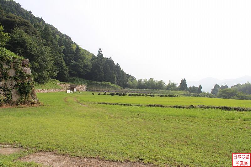 菅谷口門跡付近から見る山中御殿