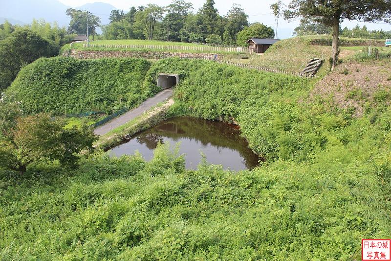 月山富田城 軍用大井戸 山中御殿下の大きな池。向こう側には山中御殿北側が見える。