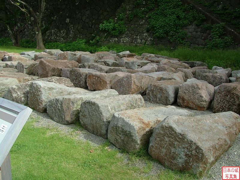 金沢城 鯉喉櫓台 （復元前）鯉喉櫓台の石垣石(打ち込みハギ)。明治のいもり堀の埋め立て時に捨てられ、平成15年度の調査で発掘されたもの。