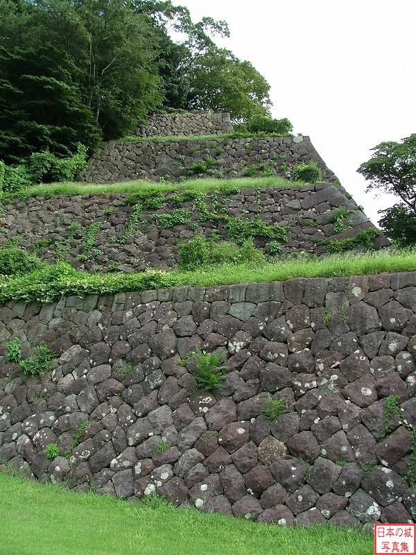金沢城 いもり堀跡 本丸南面の高石垣。明治時代に上部が壊されて今の姿になるが、もとの高さ約22m以上ある城内随一の高石垣であった。