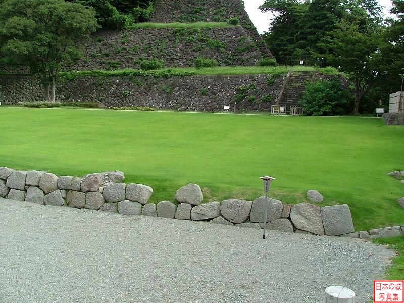 金沢城 鯉喉櫓台 （復元前）鯉喉櫓台石垣。元々高さ8m程あったが、明治40年に取り壊された。