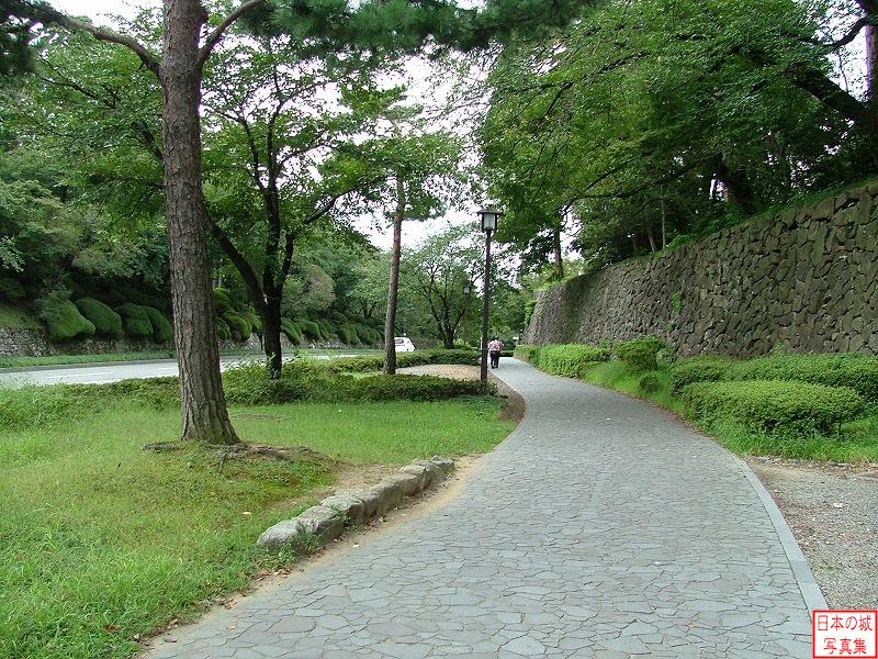 金沢城 百間堀跡 金沢城と兼六園を隔てる百間堀跡のようす。もとは水堀であったが、明治43～44年の間に道路工事のために埋め立てられた。