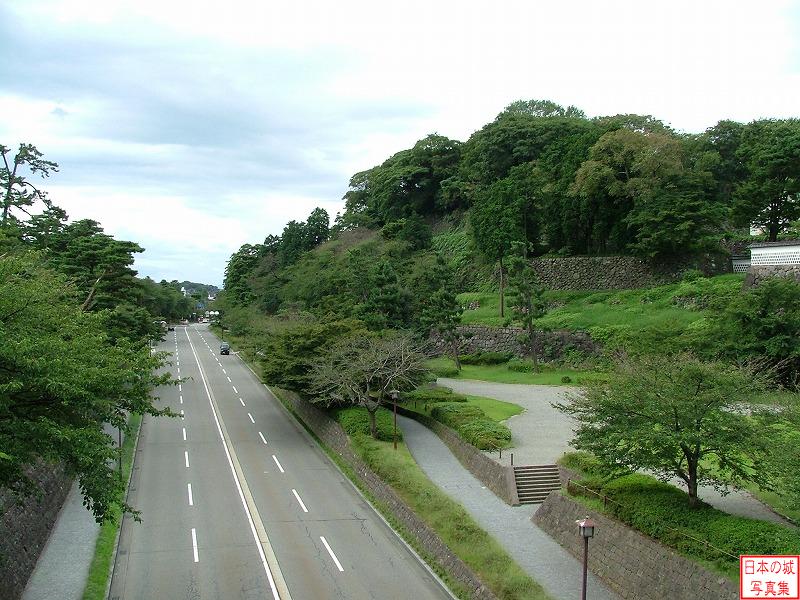 百間堀跡を石川橋の上から。百間堀は今は道路となっているが、往時は水堀で、城の南東側の大地続きの地形を断ち切り、敵の侵入を防いでいる。