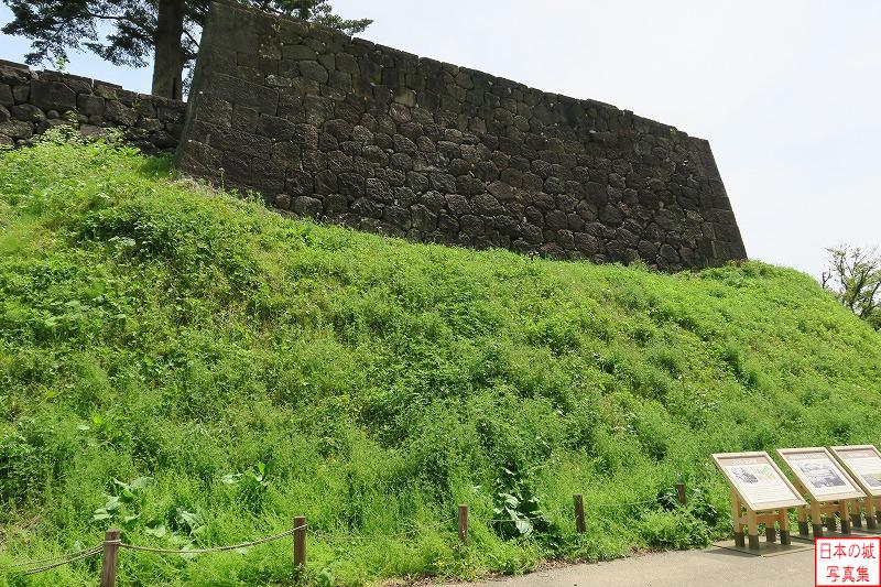 金沢城 鼠多門・鼠多門橋跡 玉泉院丸南西石垣。石垣に孕みが見られたため、平成18-19年にかけて積み直された。