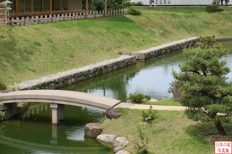 金沢城 玉泉院丸庭園 石橋とプラットフォーム状の船着場。石橋には戸室石が用いられている