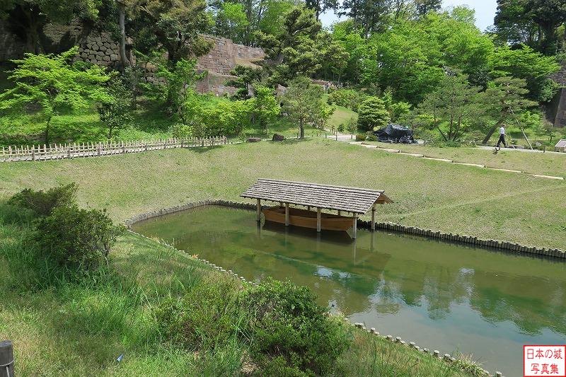 金沢城 玉泉院丸庭園（北側） 船小屋。往時も藩主の池遊び用の船が格納されていたか。能登ひば材と杉皮葺き屋根で復元された。