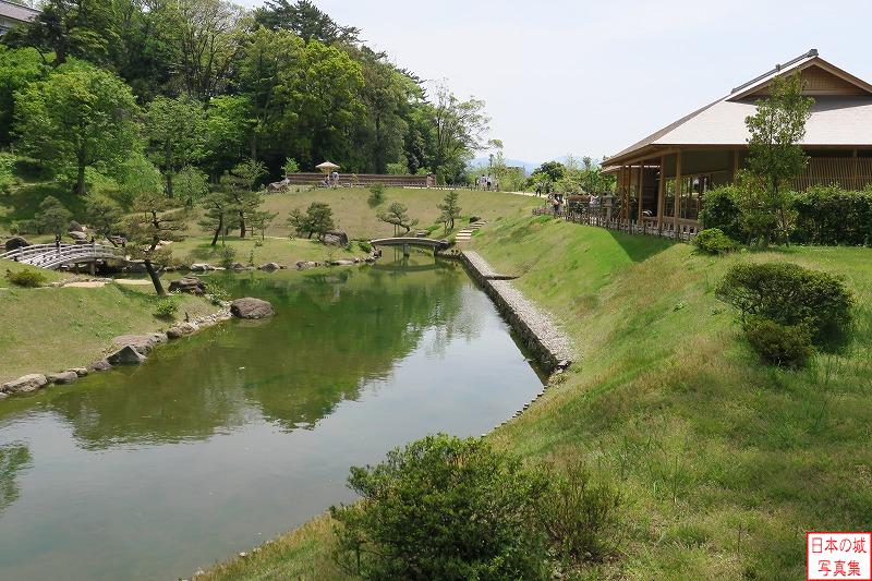 金沢城 玉泉院丸庭園（北側） 右に見える建物は休憩所「玉泉庵」