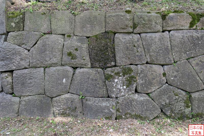 金沢城 玉泉院丸庭園石垣群 金沢城の石垣には概ね「戸室石」が用いられるが、一つだけ黒色の「坪野石」が混ざっている。色の変化を楽しむための細工と言われる。
