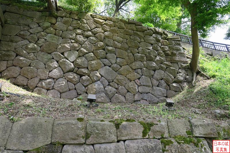 金沢城 玉泉院丸庭園石垣群 一つだけ黒色の「坪野石」が混ざる石垣の上には、さらに石垣が築かれている