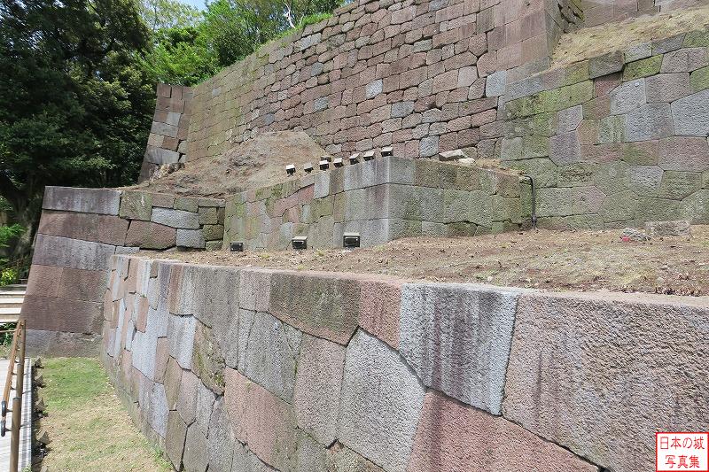 金沢城 玉泉院丸庭園石垣群 玉泉院丸庭園石垣群。下2メートル程は遺構保護のため埋め戻されているので、往時はもう2メートル程高い石垣であった。