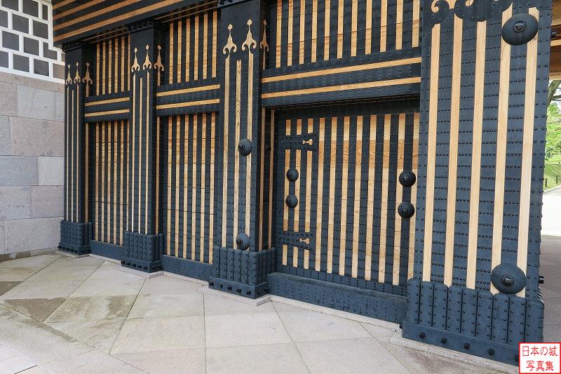 櫓門である二の門の表面には帯金物鋲打と呼ばれる黒金が帯状に貼られ、黒金には意匠が施されている。