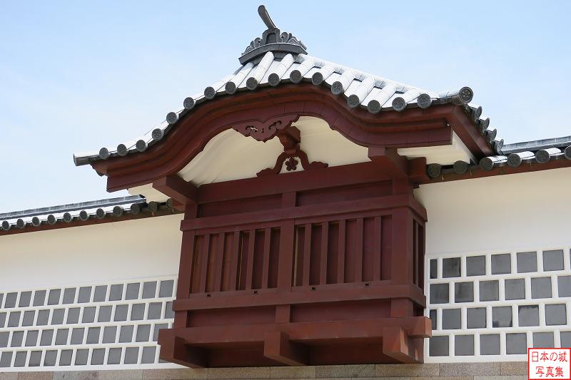 金沢城 橋爪門一の門 枡形内には飾り屋根の出窓が見える。華麗な外観だが、いざ戦の際には枡形に侵入した敵を撃つための覗き窓となる。