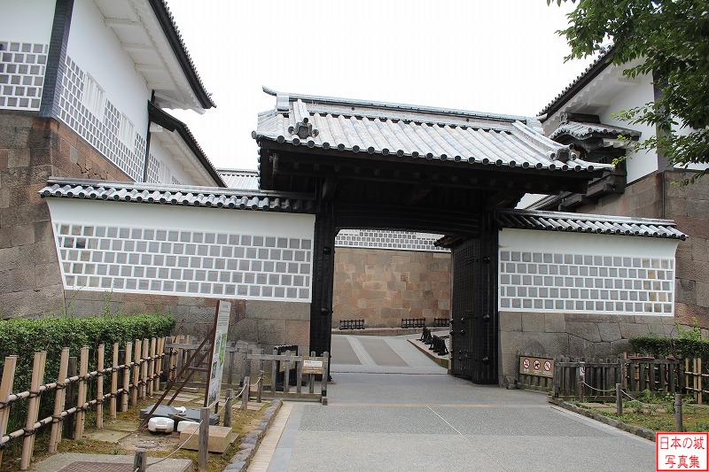 金沢城 石川門 石川門の表門。枡形の外側の門で、高麗門である。