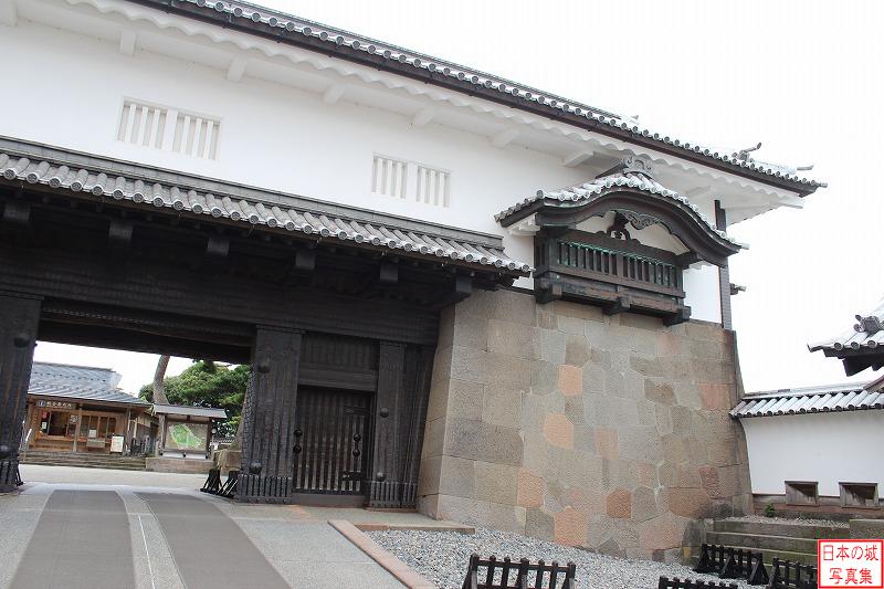 石川門の櫓門。飾り屋根の出窓が見えるが、枡形門内部にあるのは珍しい。ここから枡形内に侵入した敵を撃つとともに、石落しも設け防御性を高めている。